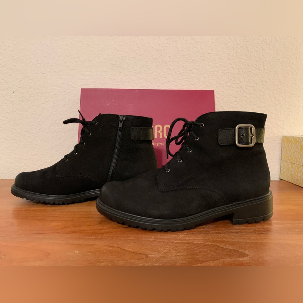 Munro Bradley Boots (size 9)